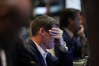 Giới đầu tư ồ ạt xả hàng do lo ngại xung đột quân sự giữa Ukraine và Nga